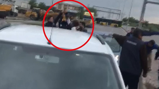 Kavgayı ayırmak isteyen polisin silahını almaya çalıştı