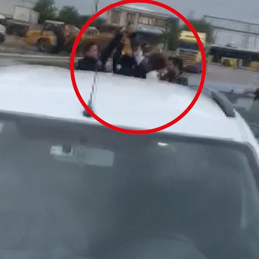Kavgayı ayırmak isteyen polisin silahını almaya çalıştı