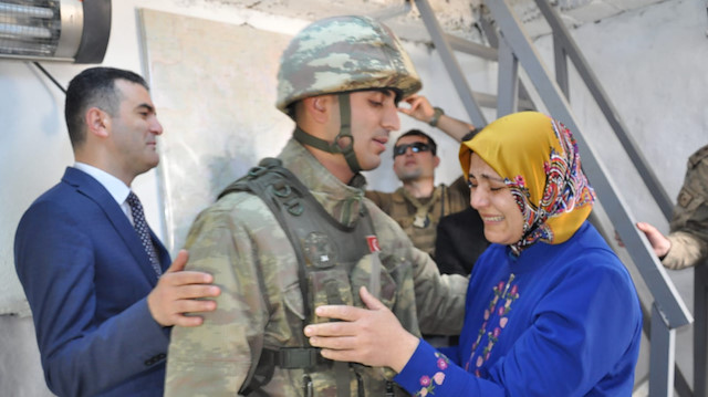 Sınırda nöbet tutan askere Anneler Günü sürprizi