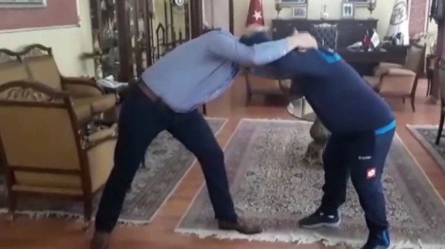 Vali, makam odasında güreş tuttu