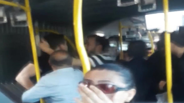 Metrobüste yer kavgası kameraya yansıdı