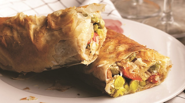 Baklava yufkasında tahinli sebzeli börek