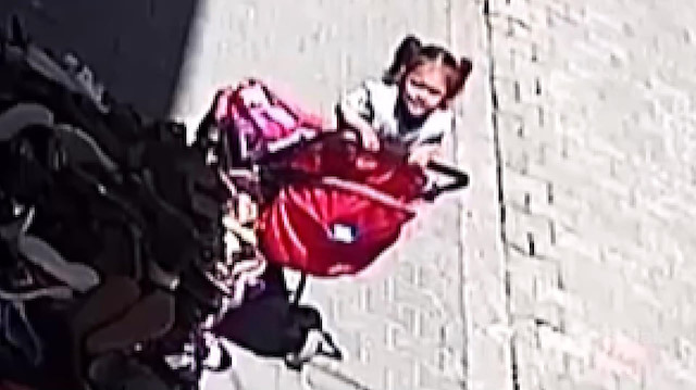Bebek arabasından düşen çocuk kamerada