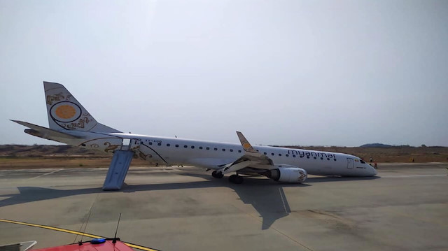 Pilot ön takımları açılmayan yolcu uçağını burnu üstüne indirdi