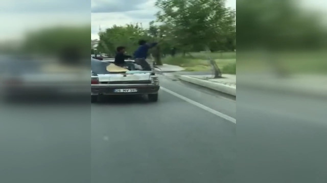 Çocuklar hareket halindeki aracın bagaj kapağına oturdu!