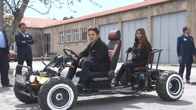Kayseri Merkez Mesleki ve Teknik Anadolu Lisesi’den Elektrik-Elektronik ve Motorlu Araçlar Teknolojisi alanlarında toplam 30 öğrenci elektrikli araba yapım çalışmasına katıldı.