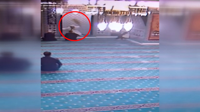 Camiye giren kedi imamın üzerinden atladı
