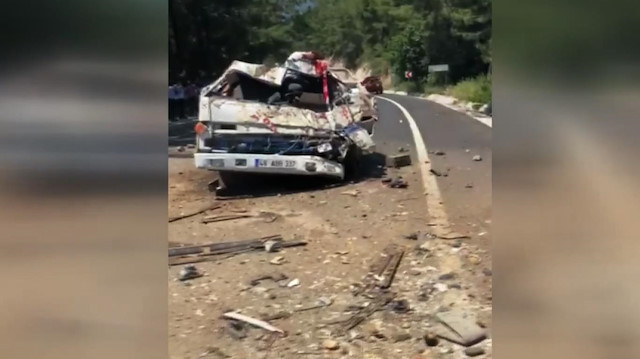 Muğlada çekici uçuruma yuvarlandı: 2 ölü