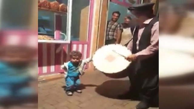 Şanlıurfada Ramazan davulunun ritmine kapılan çocuk