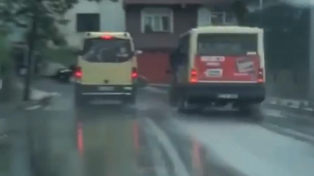İstanbul’da minibüs şoförlerinin yarışı kamerada