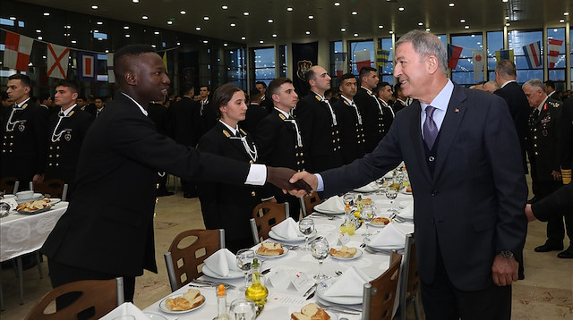 Bakan Akar Deniz Harp Okulu öğrencileriyle iftar yaptı