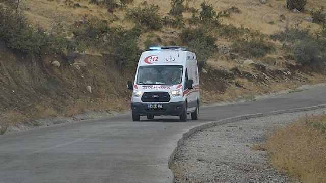 Yaralı korucular ambulansla hastaneye sevk edildi.