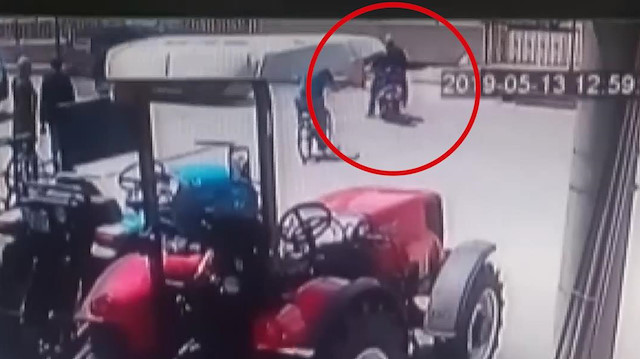 Kırmızı ışıkta geçip motosikletliye çarptı