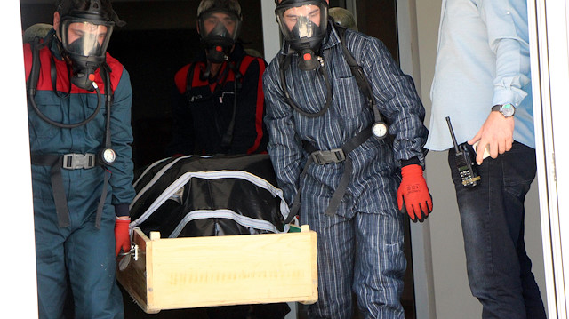Maskelerle eve giren ekipler, yaşlı kadının cansız bedeni çıkardı.