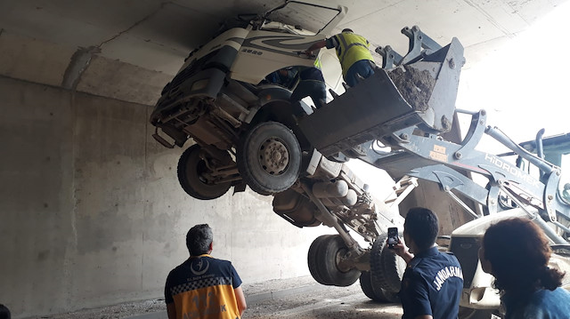 Ekipler, sıkışan sürücüyü çıkardı.