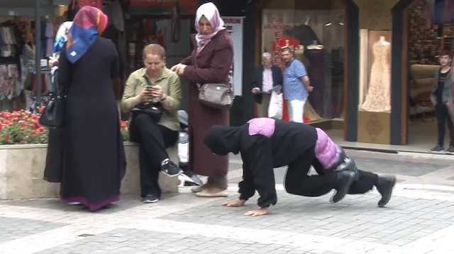 Karınca kostümüyle gösteri yapan vatandaş saldırıya uğradı