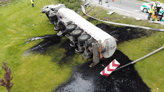 TEM Çatalca Yolunda zift yüklü tanker devrildi
