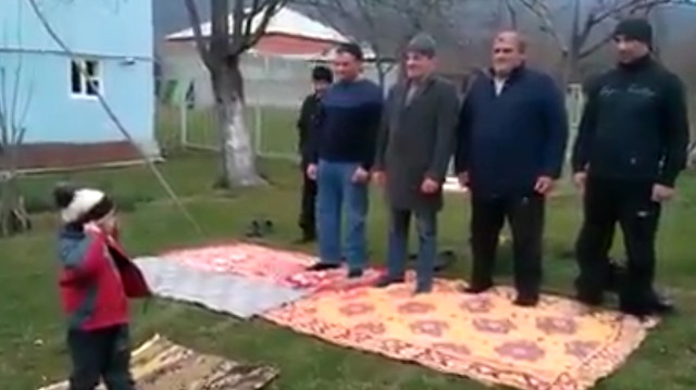 Minik imam herkesi kendine hayran bıraktı