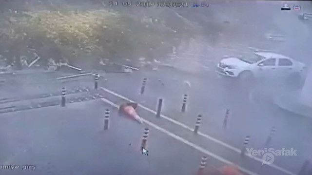 Başakşehirde istinat duvarının çökme anı kamerada