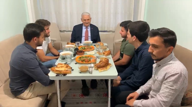 Binali Yıldırım öğrencilerle iftarda buluştu