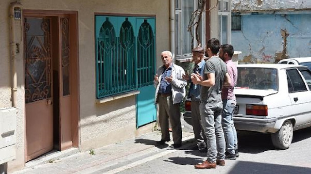 Halk türbeyi ziyarete gidiyor.