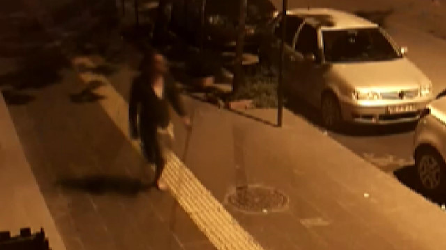 Köpeklerin saldırısından terliklerini çıkarıp koşarak kurtuldu
