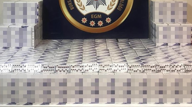 İçerisinde reçetesiz ve usulsüz olarak piyasaya sürülecek olan 100 bin ilaca el konuldu.