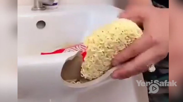 Kırık lavaboya makarnayla sıva yapmak
