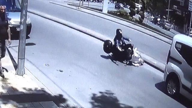 Hızını alamayan motosikletli otomobilin altına böyle girdi