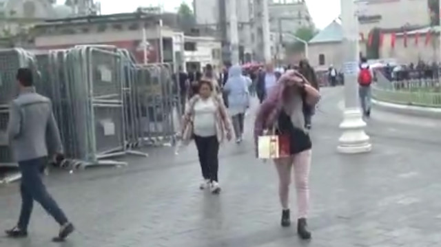 Taksim’de vatandaşlar yağmura hazırlıksız yakalandı