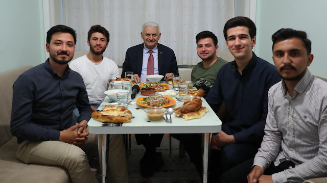 Binali Yıldırım, öğrencilerle iftar yemeğinde.
