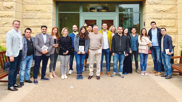 Enver Yücel, öğrenci ve akademisyenlerle konferansın ardından fotoğraf çektirdi.