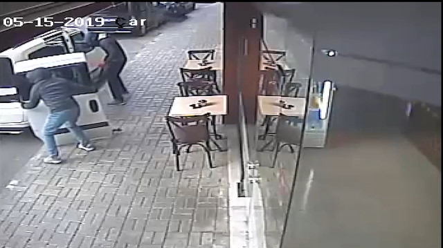 3 dakikada otomobilin iki kapısını çaldılar