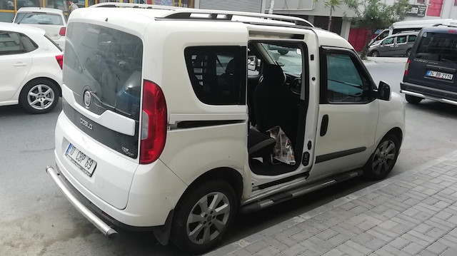 Polis, aracın kapılarını çalan hırsızları yakalamak için çalışma başlattı.