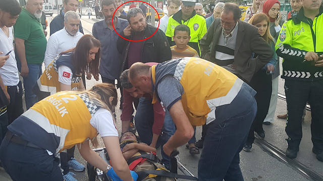 Çocuğu acı içinde kıvranırken, rahat tavırlarıyla dikkat çekmişti.
