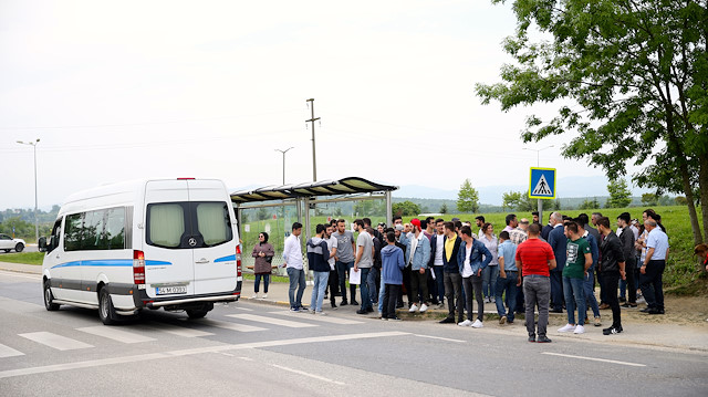 Yaşanan kavga sonrası öğrenciler, minibüse binmeme eylemi yaptı.