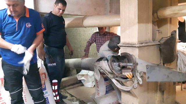 Talihsiz işçi, olay yerine gelen ekiplerce kurtarıldı.