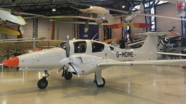 İki motorlu DA42 model uçağı