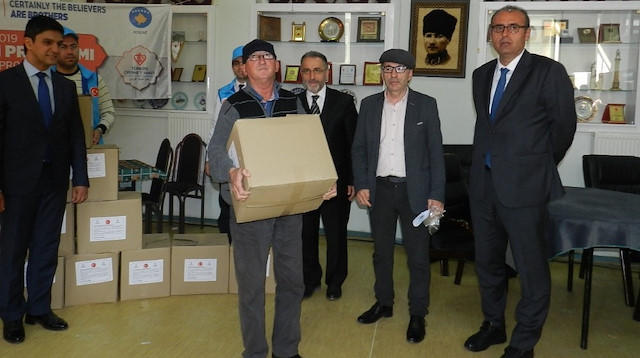 Kosovalıların yüzü yardım paketleriyle güldü.