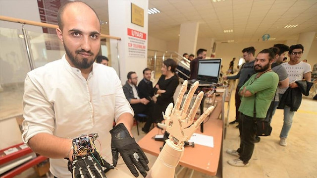 Mekatronik Mühendisliği Bölümü son sınıf öğrencileri Abduljavad Alalı ve Ahmed Khabbaz, bitirme projeleri kapsamında, ülkelerindeki savaşta yaralanıp engelli hale gelen kişiler için bu projeyi hazırladı.