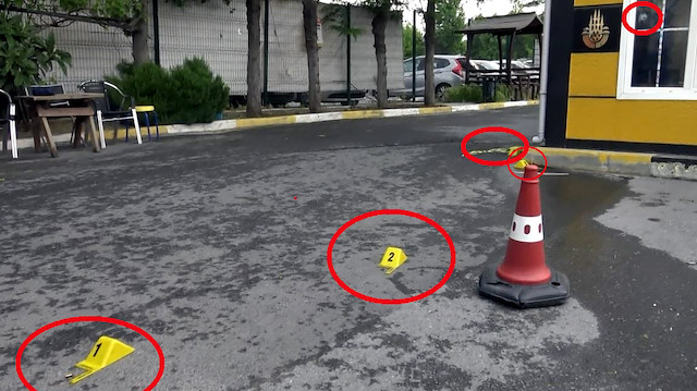 Olay yerindeki kovanlar polis ekiplerince işaretlendi.