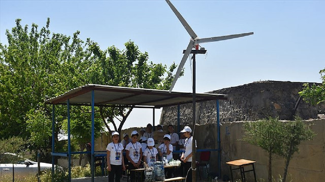 İdil'e 26 kilometre uzaklıktaki Oyalı köyündeki Mevlana Ortaokulu'nda okuyan 13 öğrenci sıkça yaşanan elektrik kesintisine çözüm bulmak amacıyla proje geliştirdi.