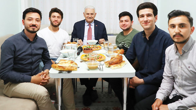 Binali Yıldırım’ın iftar davetlerini kabul ettiği öğrenciler o gün yaşananları Yeni Şafak’a anlattı.