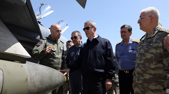 Bakan Akar ve Komutanlar 7’nci Ana Jet Üs ziyaretinde bir F-4E uçağındaki yerli üretim akıllı mühimmatı inceledi.