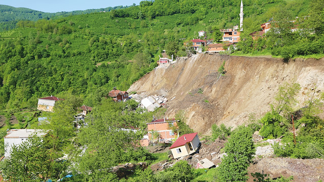 Heyelan nedeniyle evler kullanılamaz hale geldi.