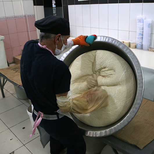 Tahin helvası Çukurovada kapış kapış satılıyor