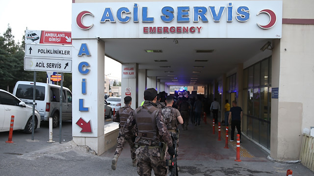 Yaralı polisler hastanede tedavi altına alındı.