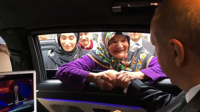 Cumhurbaşkanı Erdoğan'ın yaşlı kadınla seçim sohbeti