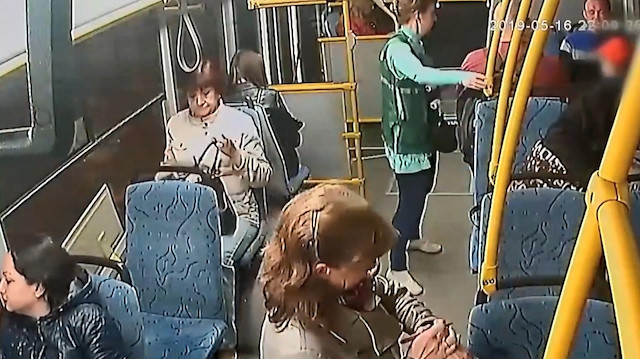 Biletçi kadını otobüsten attı
