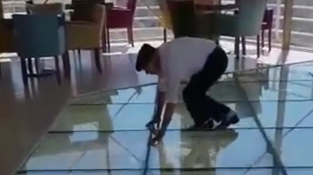 Yaşlı adamın cam terasla imtihanı